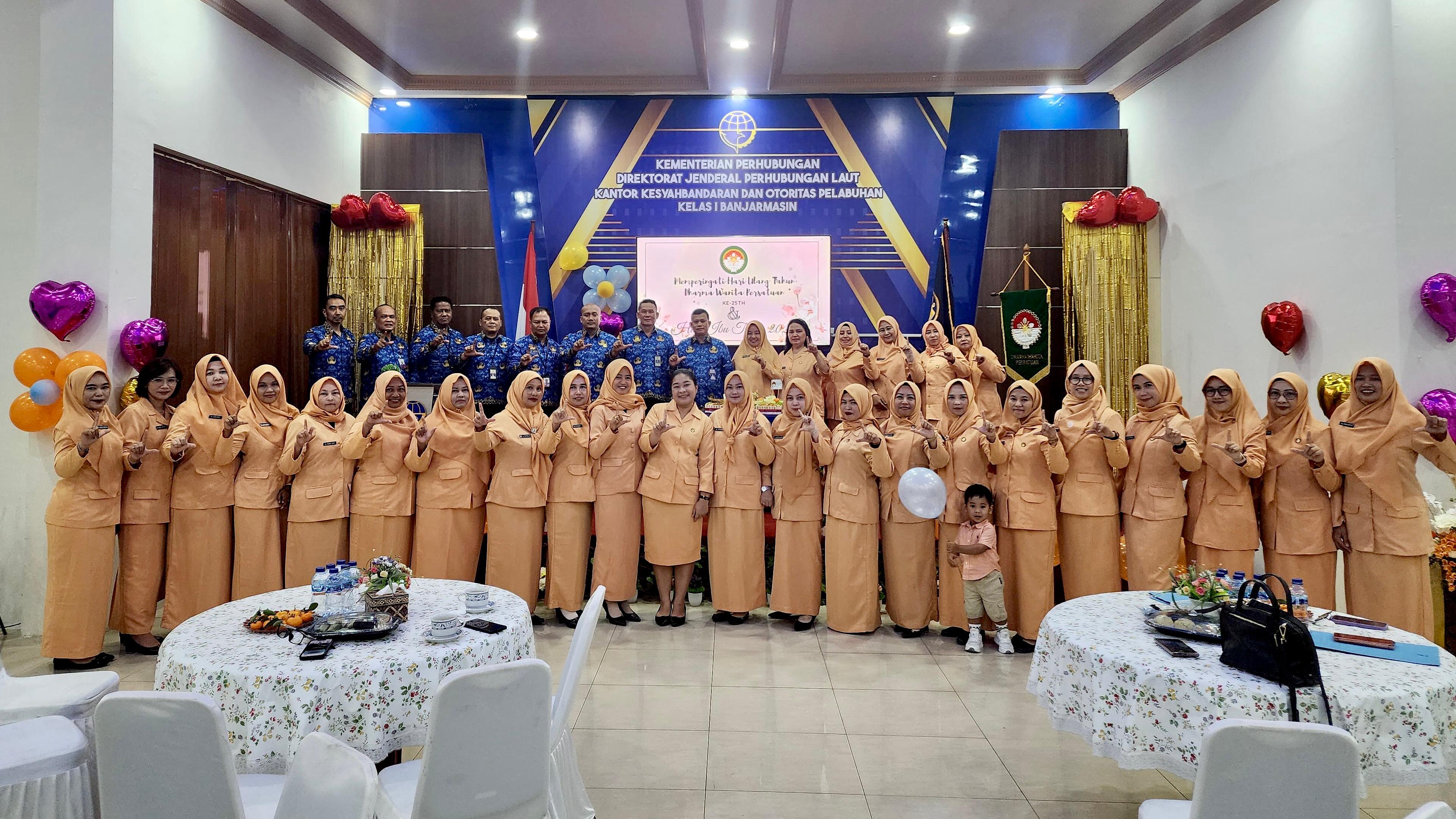 HUT DWP:Kegiatan hari pertama ditutup dengan Upacara HUT DWP ke-25 di Aula Kantor KSOP Kelas I Banjarmasin.