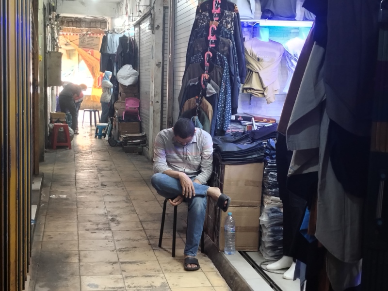 NGANTUK: Pedagang di Pasar Baru Permai Banjarmasin menunggu kedatangan pembeli yang sangat sepi pada hari Minggu (15/12).