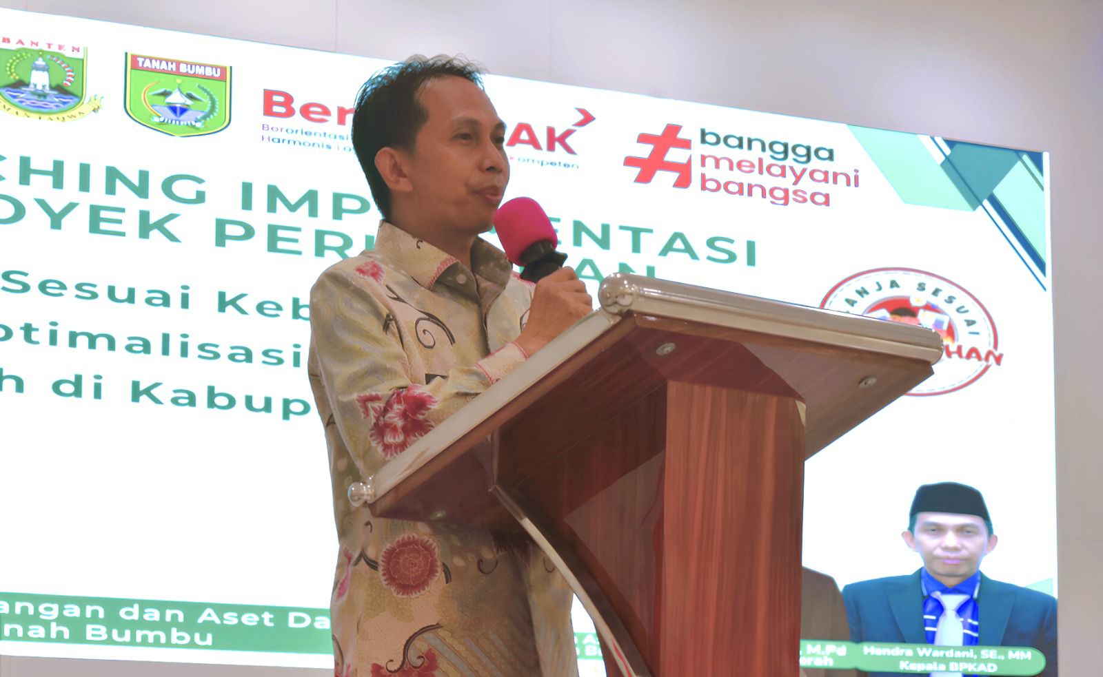 SAMBUTAN:Kepala BPKAD Kabupaten Tanah Bumbu, Hendra Wardani, menyampaikan sambutan dalam peluncuran program JASUKE.(MC TANAH BUMBU)