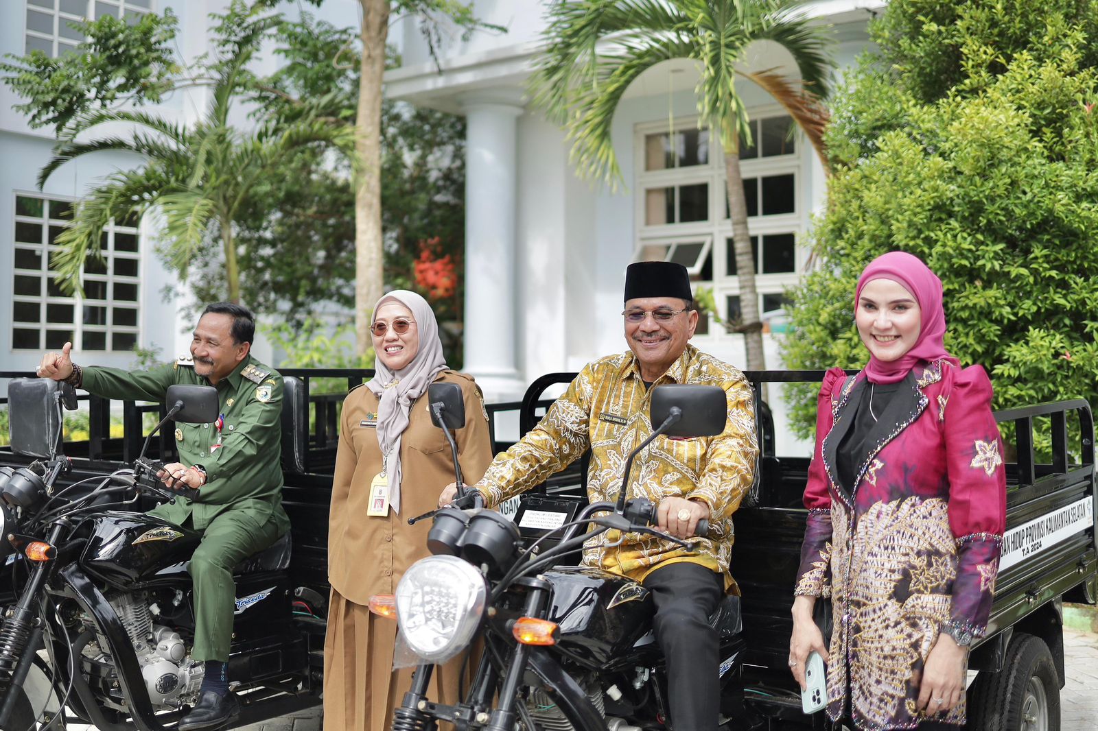 NAIK HADIAH:Ketua DPRD Kalsel, Supian HK menaiki kendaraan hadiah dari Penghargaan Adipura 2023 di Dinas Lingkungan Hidup (DLH) Kalsel.