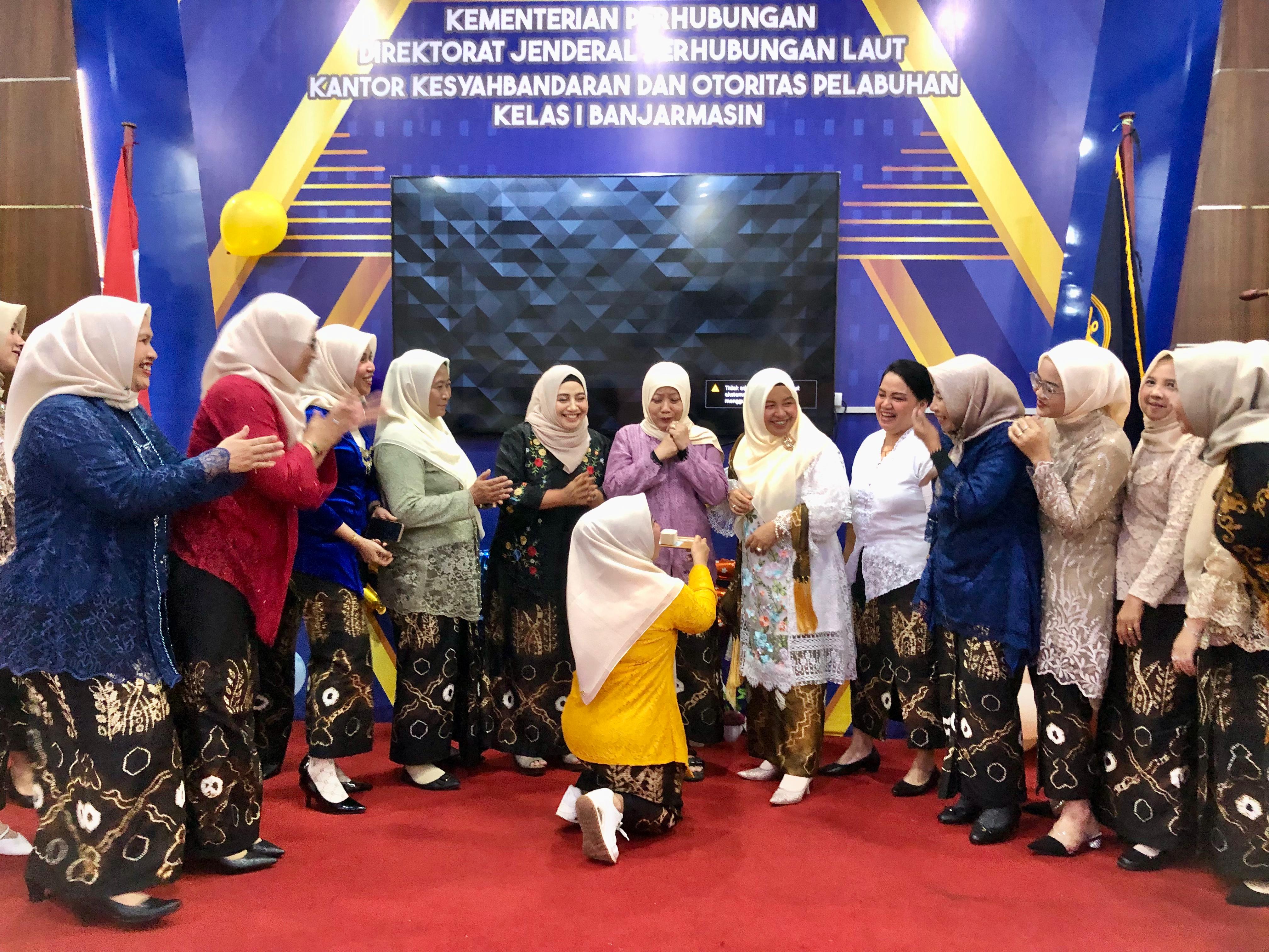 SERU:Momen seru dan mengharukan saat momen apresiasi untuk salah satu pengurus DWP KSOP Kelas I Banjarmasin yang akan purnabakti.
