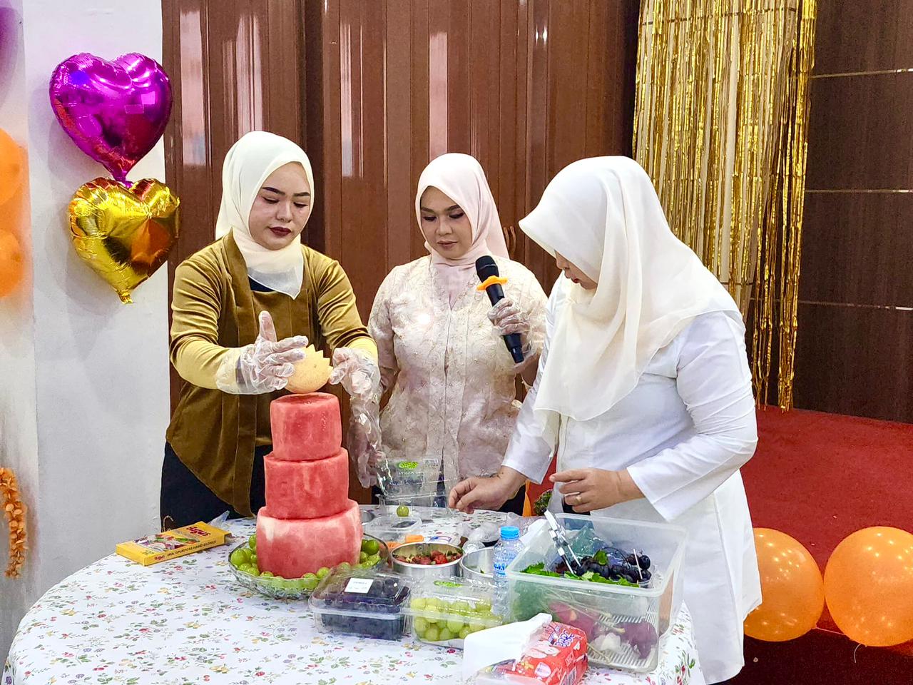 HIAS HIDANGAN: Demo garnish atau menghias hidangan juga digelar pada momen itu.