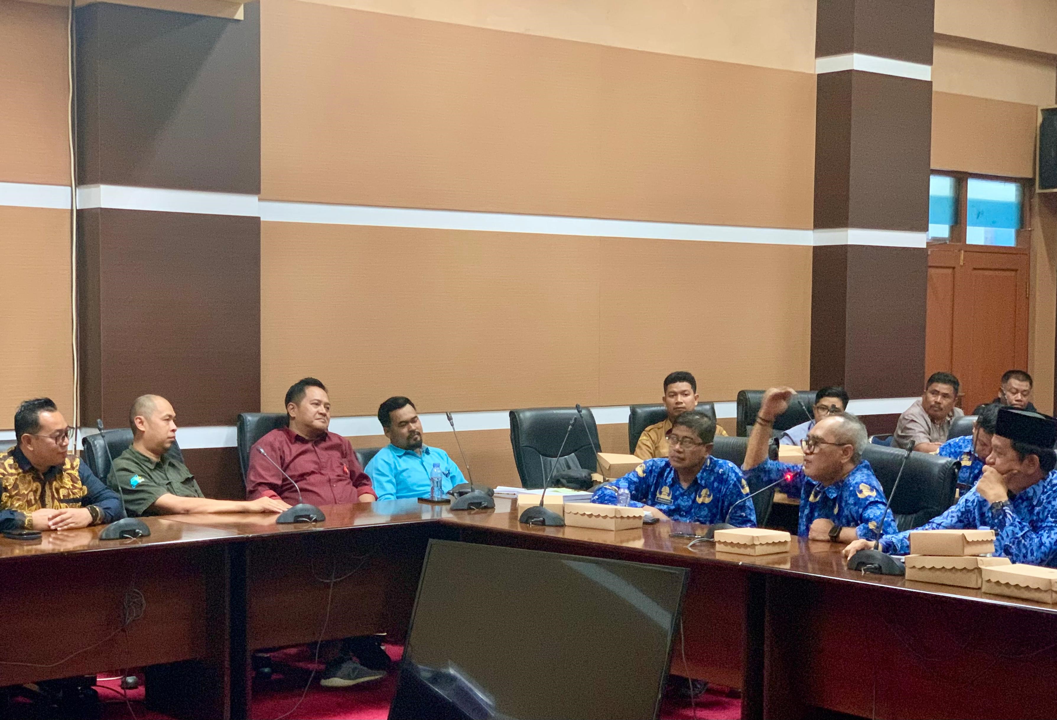 BERBICARA: Kepala DLH Tanah Bumbu, Rahmat Prapto Udoyo, saat berbicara kepada perwakilan perusahaan di rapat kerja gabungan Komisi DPRD Tanah Bumbu, Selasa (17/12). (Foto: Zulqarnain/Radar Banjarmasin