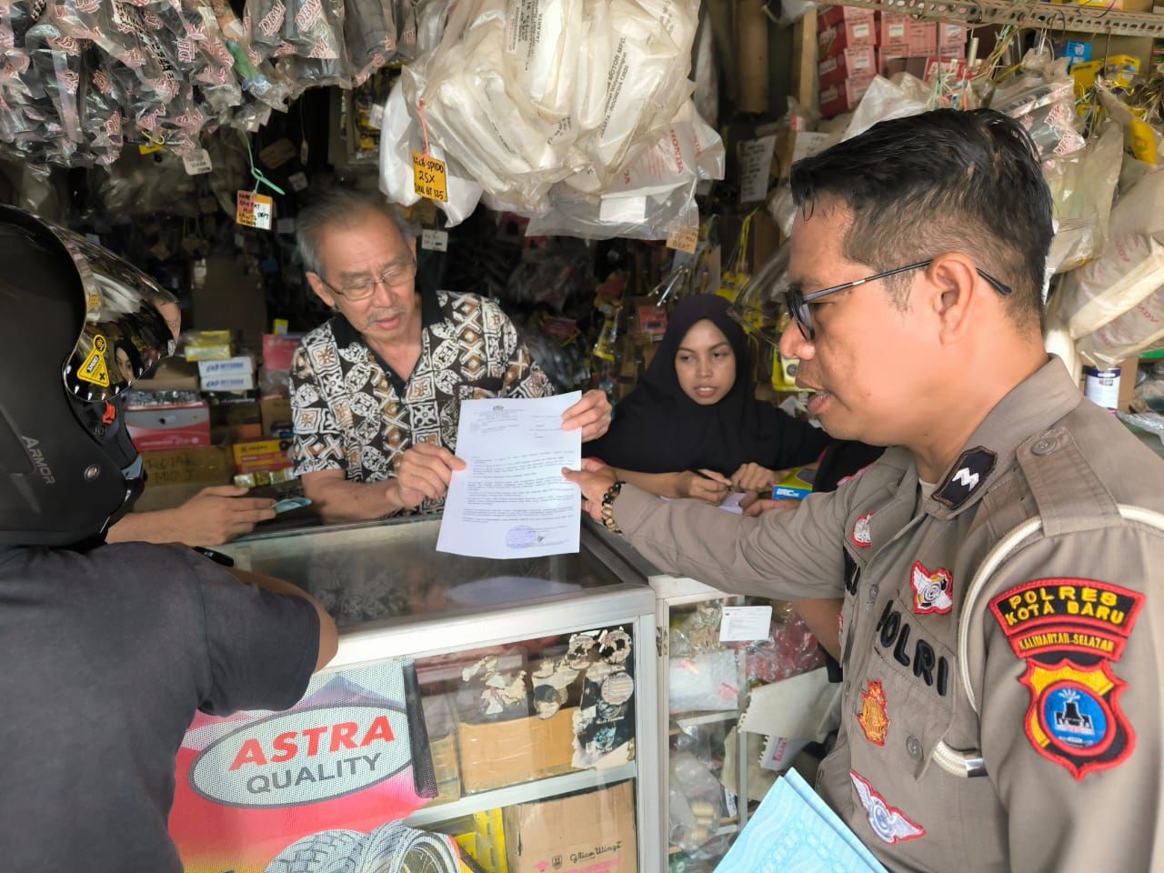 DIDATANGI: Satlantas Polres Kotabaru saat mendatangi penjual knalpot brong di Kotabaru. Foto: Polres Kotabaru.