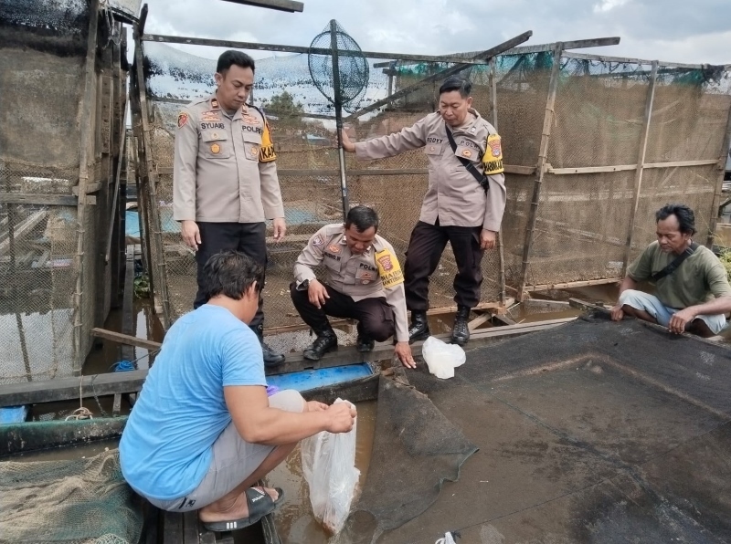 BANTUAN: Seribu ekor bibit ikan nila dimasukkan ke dalam keramba di Banua Anyar. Bantuan ini diberikan Polsek Banjarmasin Timur.