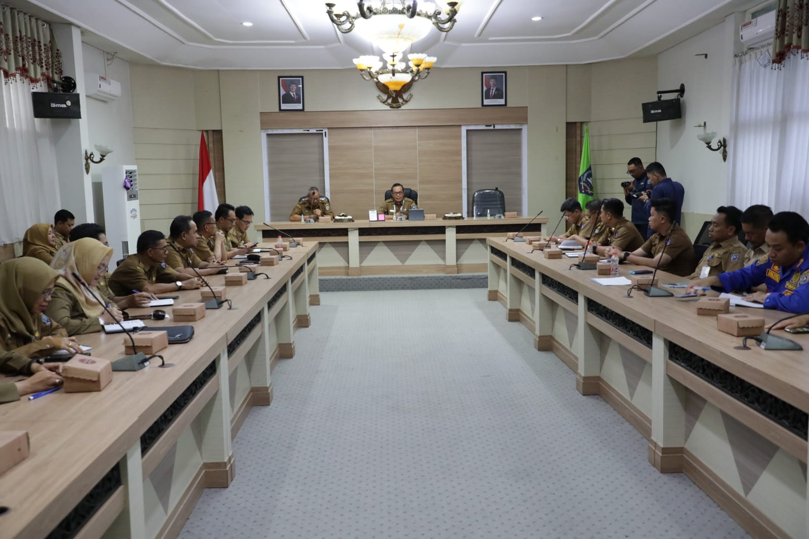 RAPAT PERSIAPAN:Sekda HSS, Muhammad Noor memimpin rapat persiapan pelantikan Bupati dan Wabup HSS terpilih.(Foto:Prokopim HSS untuk Radar Banjarmasin)