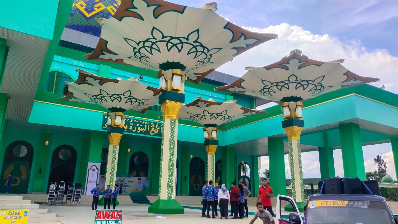TEDUH:Terinspirasi Masjid Nabawi di Madinah, Pelataran Masjid Agung Al Munawarah Banjarbaru juga dipasang payung-payung raksasa untuk menaungi jemaah.(Foto:PUPR UNTUK RADAR BANJARMASIN)