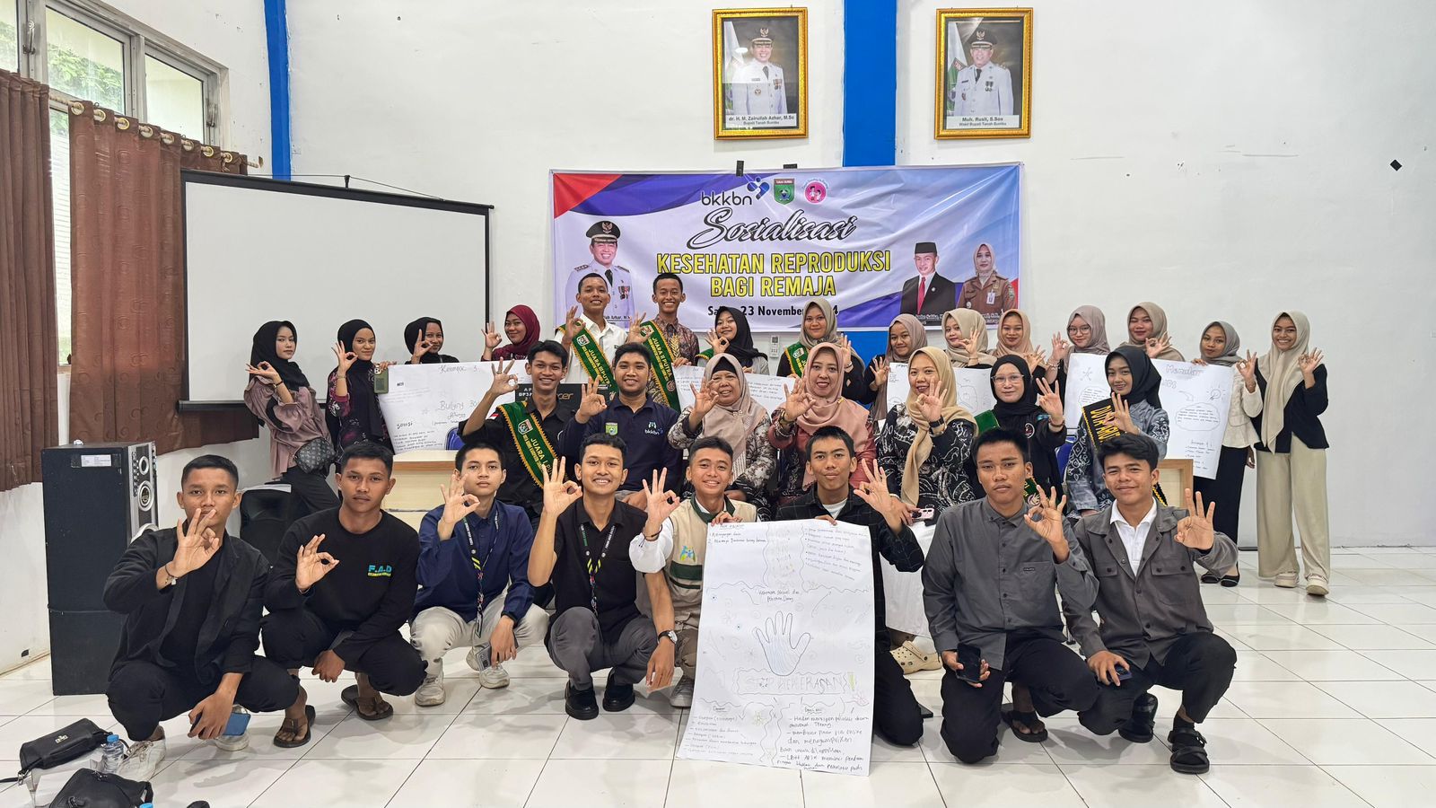 ANTUSIAS:Peserta dan narasumber berfoto bersama usai kegiatan sosialisasi yang digelar DP3AP2KB Tanah Bumbu.(MC TANAH BUMBU)