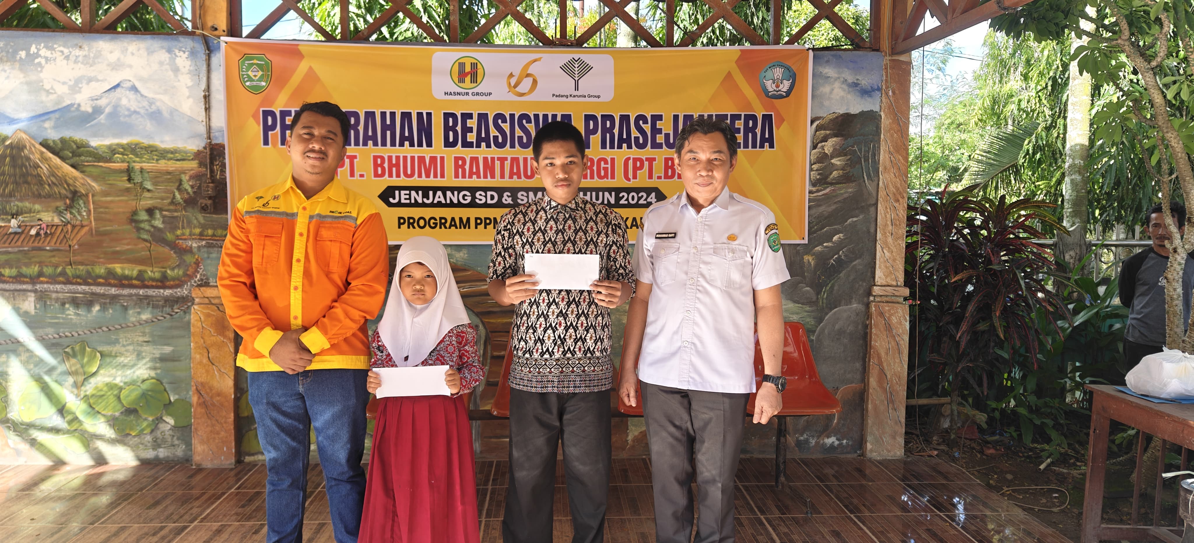 SALURKAN: Bekerjasama dengan Dinas Pendidikan Tapin, PT BRE salurkan beasiswa pendidikan.
