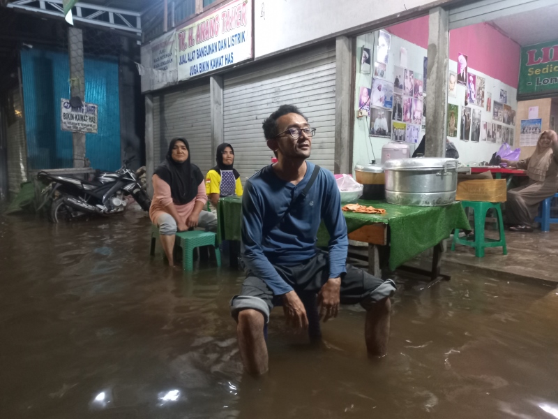 TERENDAM: Banjir rob merendam Jalan Kelayan B di Banjarmasin Barat, Selasa (17/12) malam.