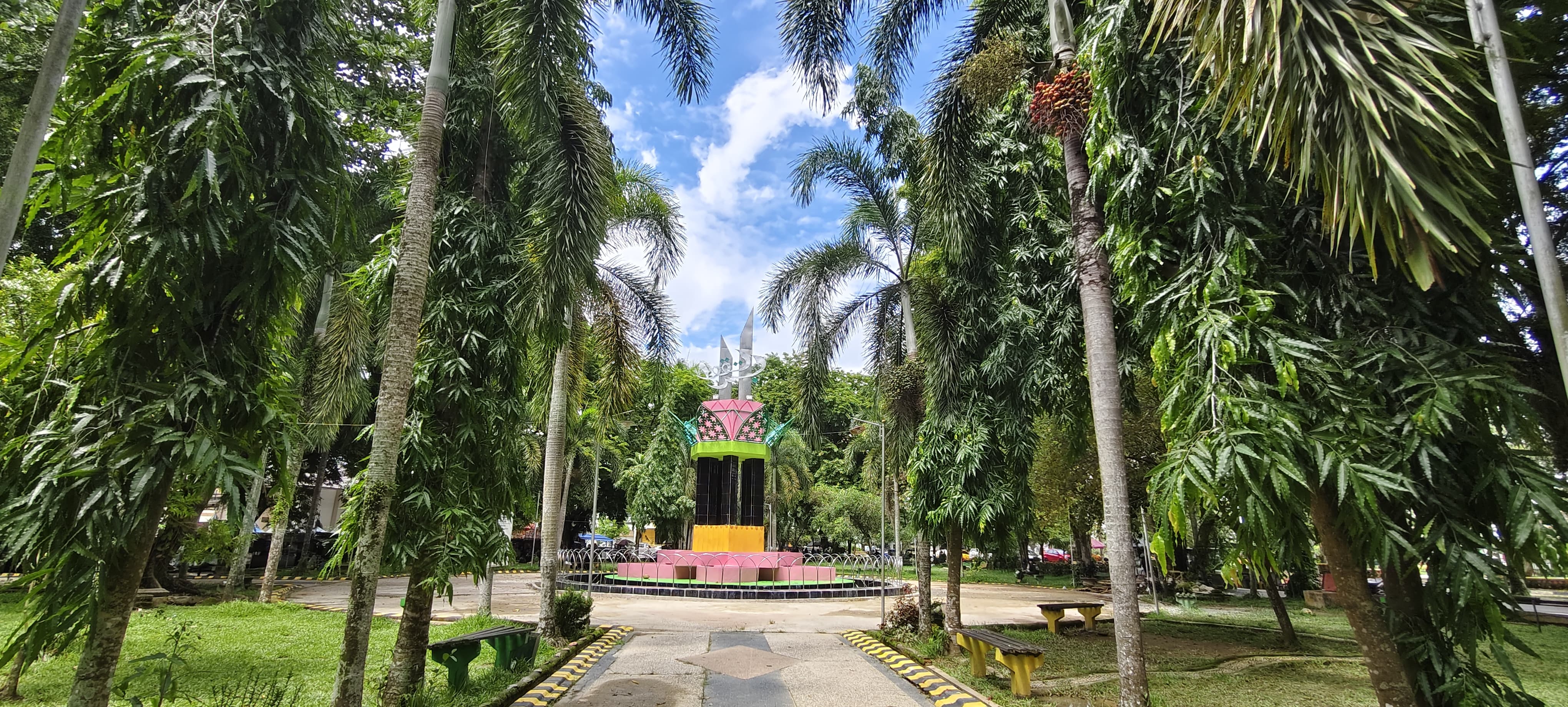 IKON: Pembangunan tugu bertakwa di RTH Putri Junjung Buih rampung. Dan menjadi maskot baru taman tertua di Kabupaten HSU. (Foto: M.Akbar/Radar Banjarmasin)