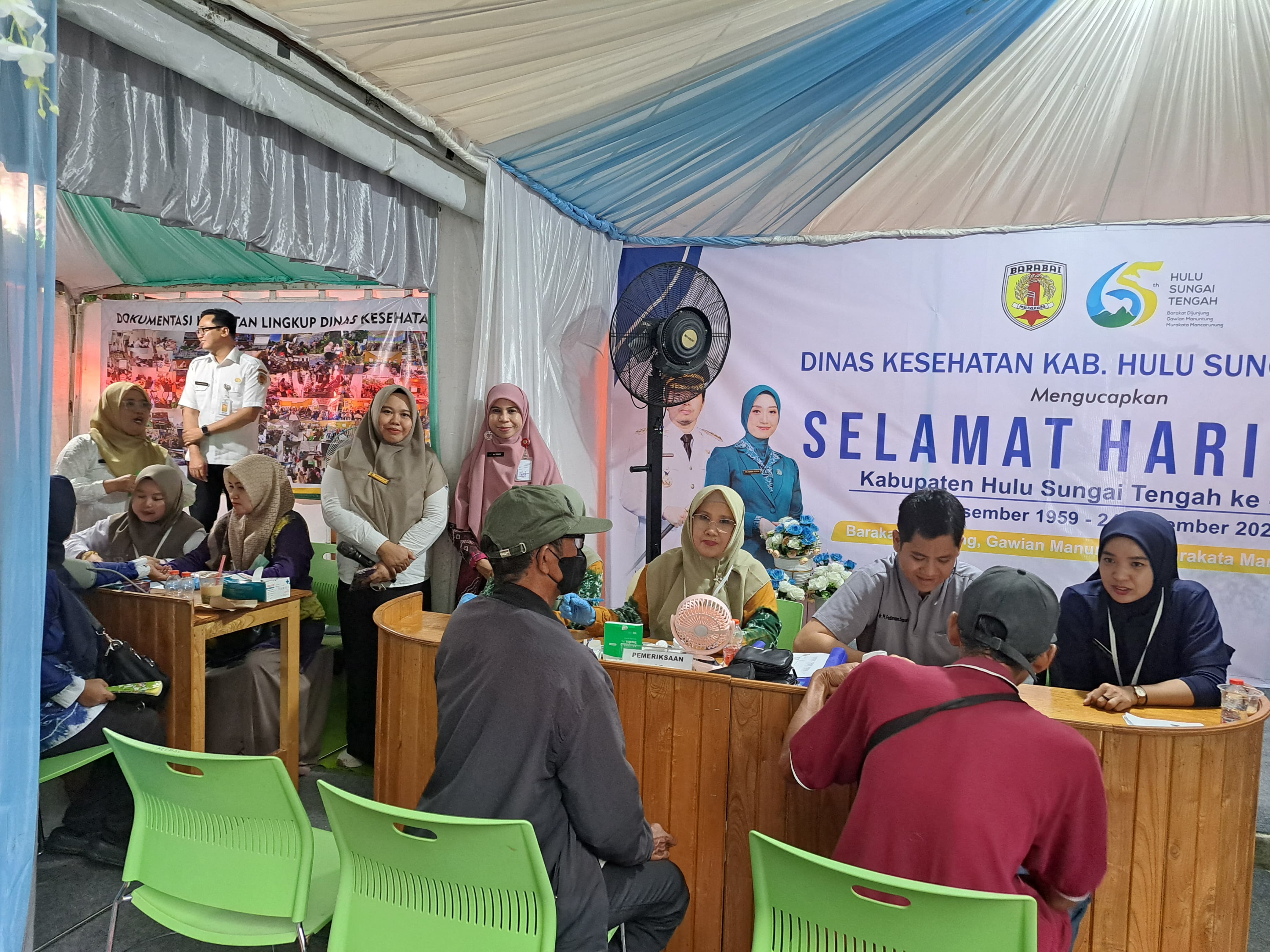 PELAYANAN: Stand Dinas Kesehatan HST menyediakan layanan kesehatan gratis di Barabai Expo 2024.