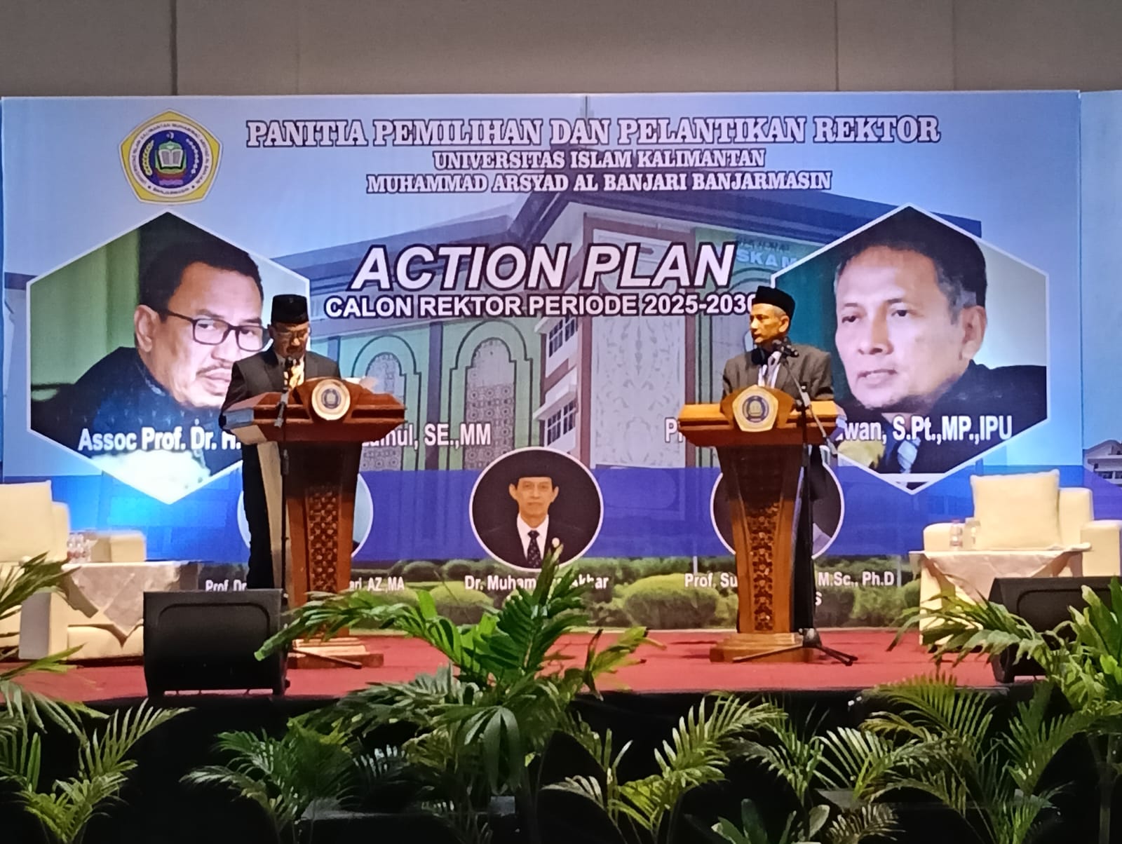ADU PROGRAM:Dua calon Rektor UNISKA saat tampil di Action Plan calon rektor UNISKA periode 2025-2030, Kamis (19/12/2024).