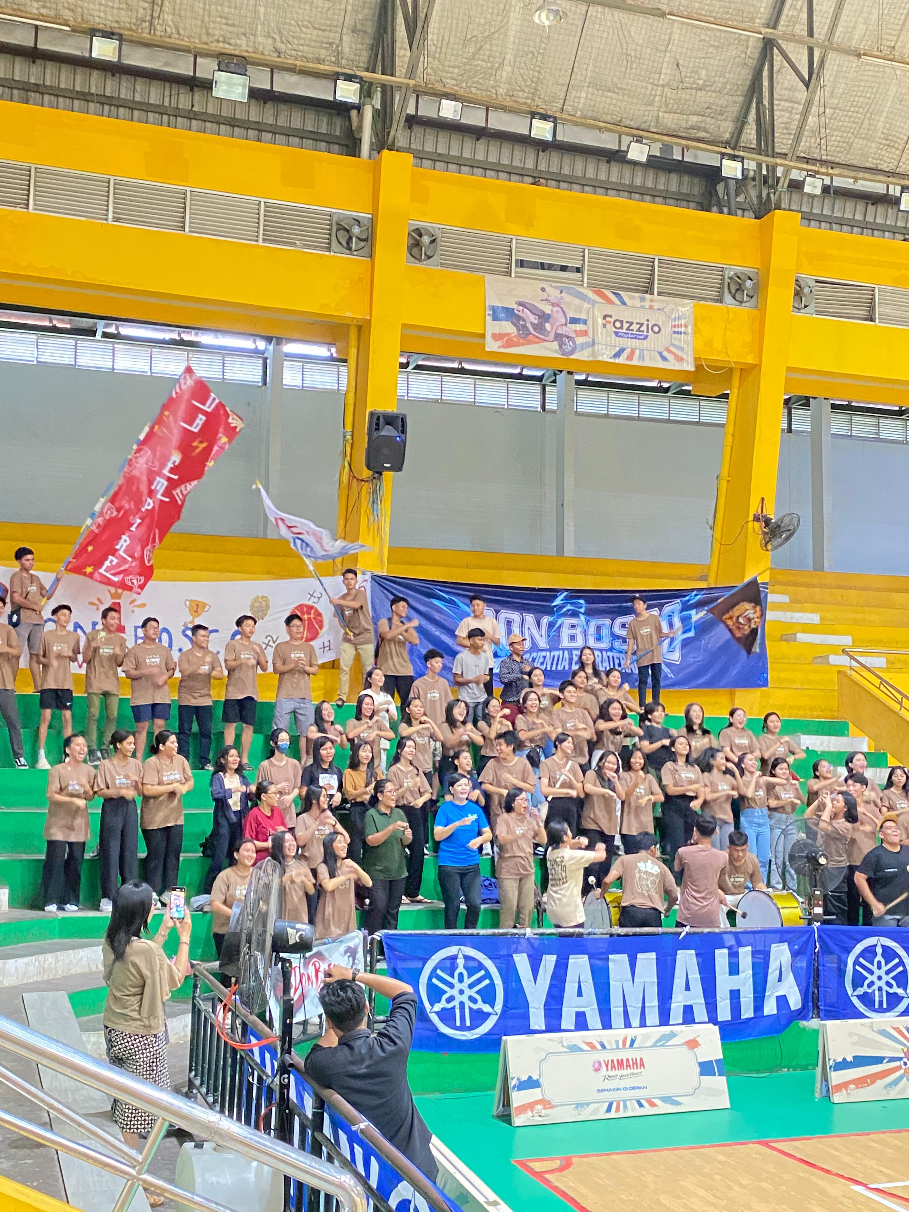 SEMANGAT:Aksi para supporter tim futsal dan basket SMA Frater Don Bosco Banjarmasin di Big Bang Fazzio Youth Festival 2024.