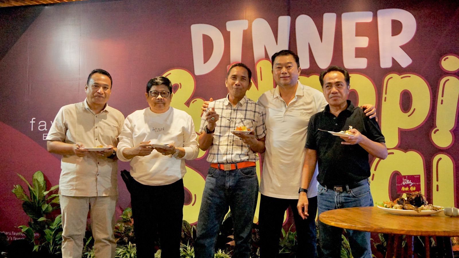 KEJUTAN ULTAH &ndash; Nokvan memberikan potongan tumpeng kepada Robby (kiri), Dirut PT CMU Wahyu Utomo (kedua kiri), GM InJourney Bandara Syamsudin Noor Donny Subardono (tengah) dan Boy Aras (kanan).