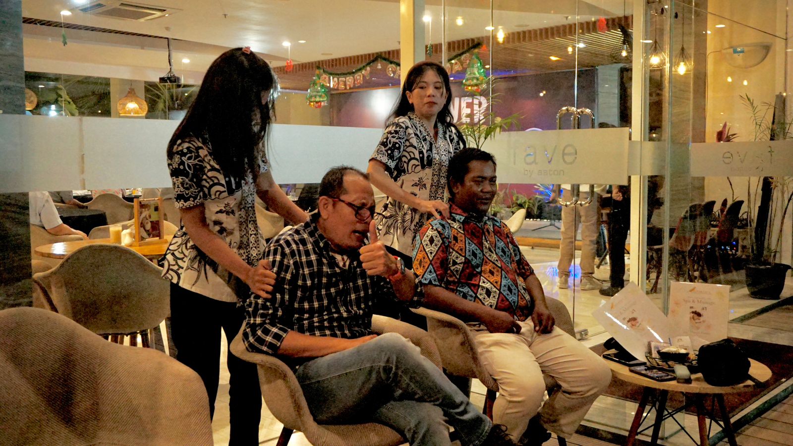FREE MESSAGE &ndash; Favehotel Banjarbaru juga menyediakan jasa free message untuk members GMC+. Pimca Wira Toyota Banjarbaru, Hansye Eduard Pantow (kiri) dan Pimca Cakrawala Insurance Banjarmasin, Satrio W