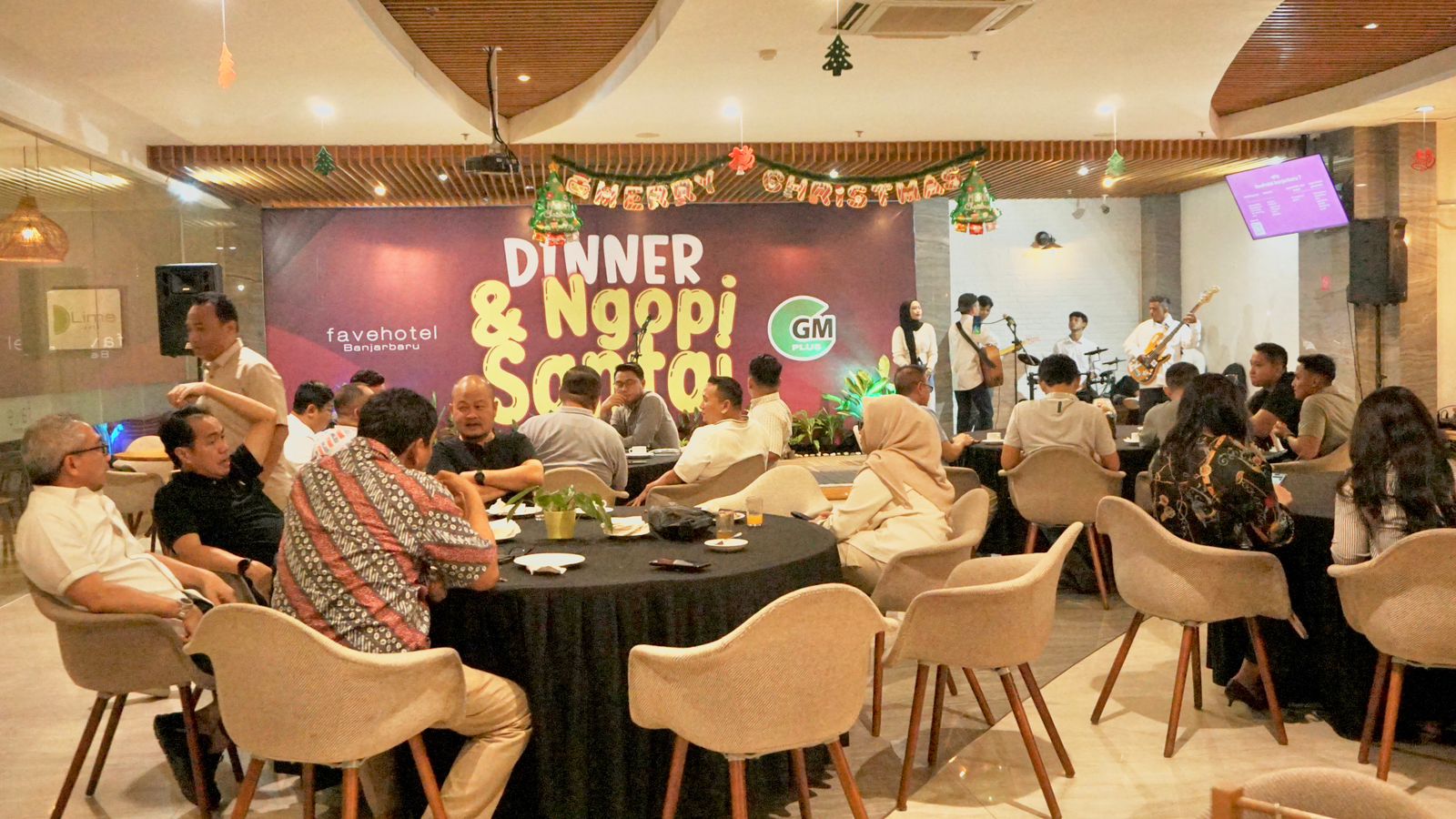HANGAT &ndash; Suasana santai, hangat dan akrab begitu kental terasa sepanjang acara.