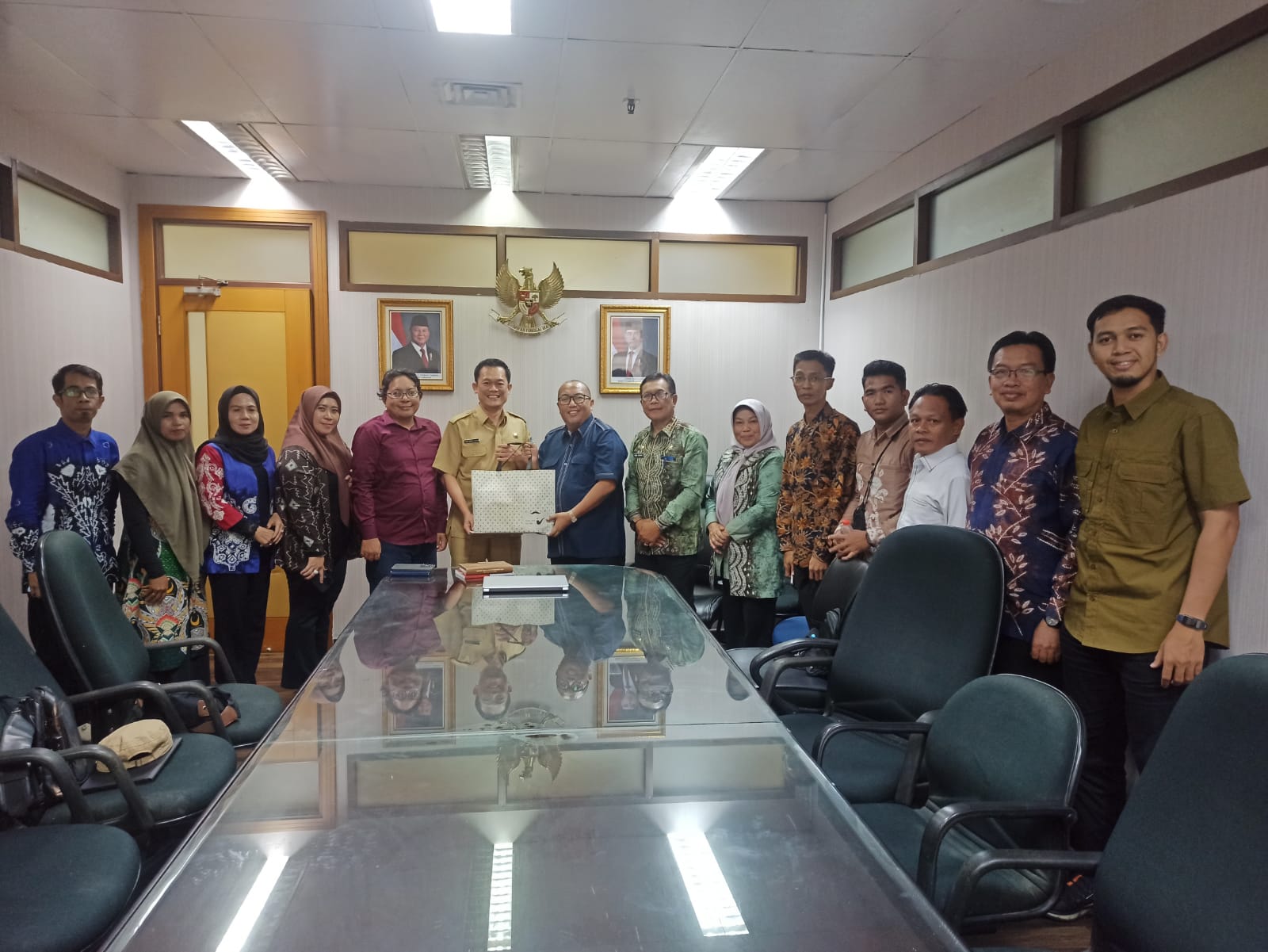 BERSAMA: Perwakilan Kemendagri bersama Wakil Ketua DPRD Kabupaten Banjar, Plt Kaban Kesbangpol Banjar beserta jajaran, dan pengurus partai politik