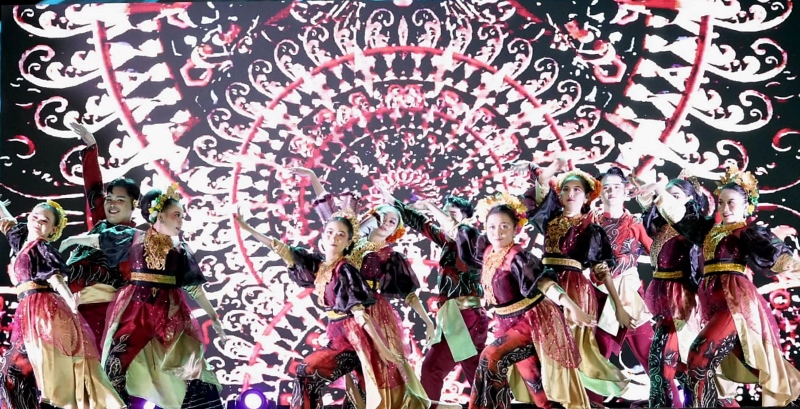 PENTAS SENI: Gemilang Budaya Sa-ijaan, tarian tentang keragaman dan keharmonisan budaya di pesisir Kotabaru.