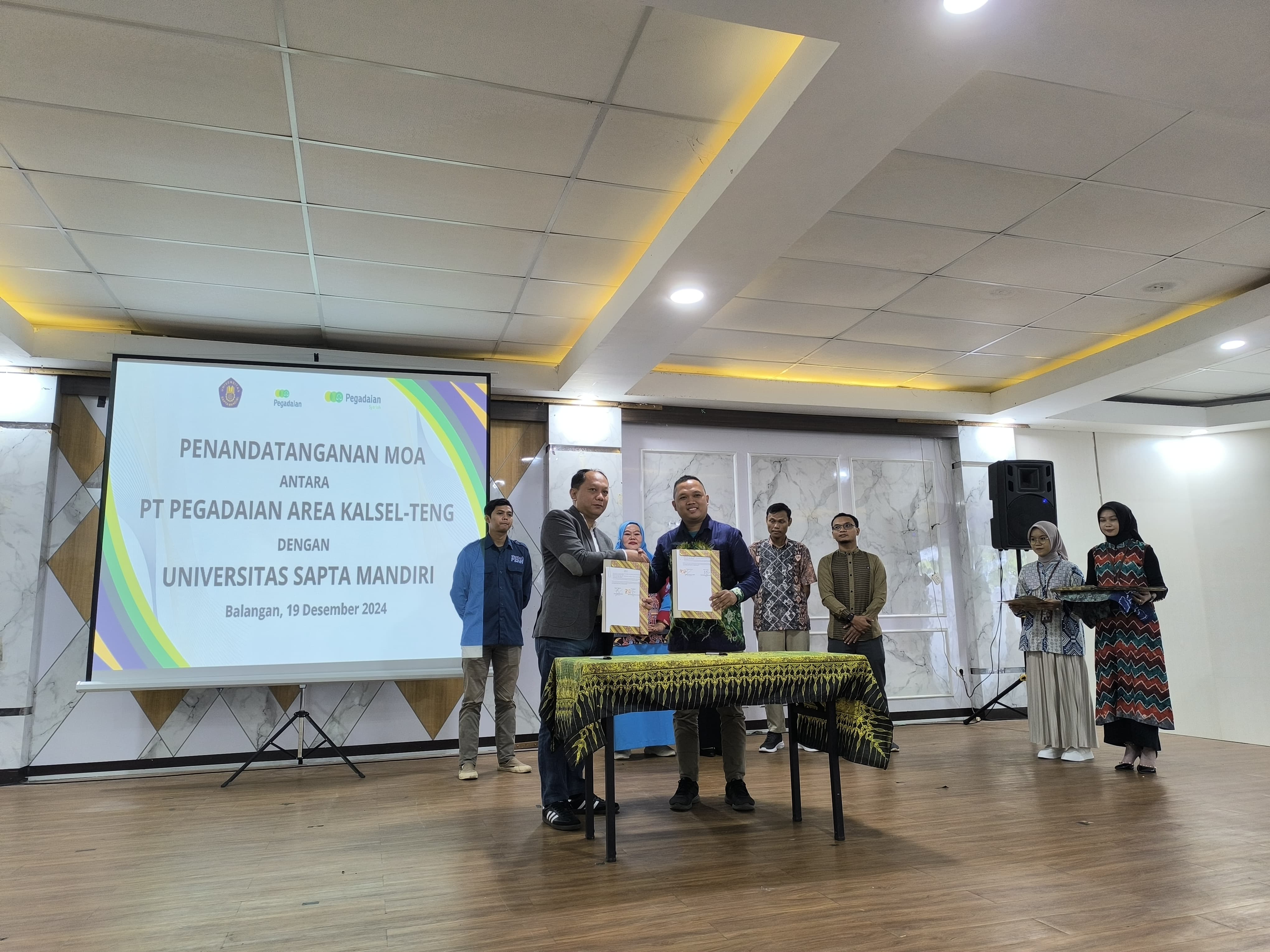 MoU: Vice President PT Pegadaian Kantor Area Banjarmasin menandatangani MoU bersama perwakilan Universitas Sapta Mandiri Balangan.(Foto:M Dirga/ Radar Banjarmasin)