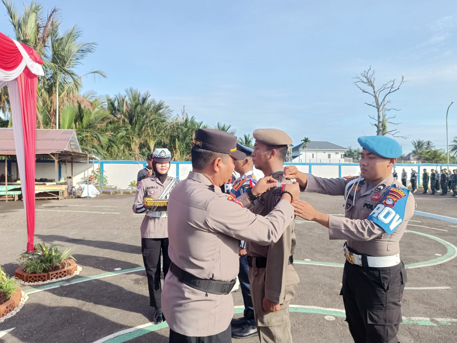 PASANGAN PITA:Kabag Ops Polres HSS, AKP Imam Suryana memasangkan pita kepada personel pengamanan Nataru, Jumat (20/12/2024).(Foto:Salahudin/Radar Banjarmasin)
