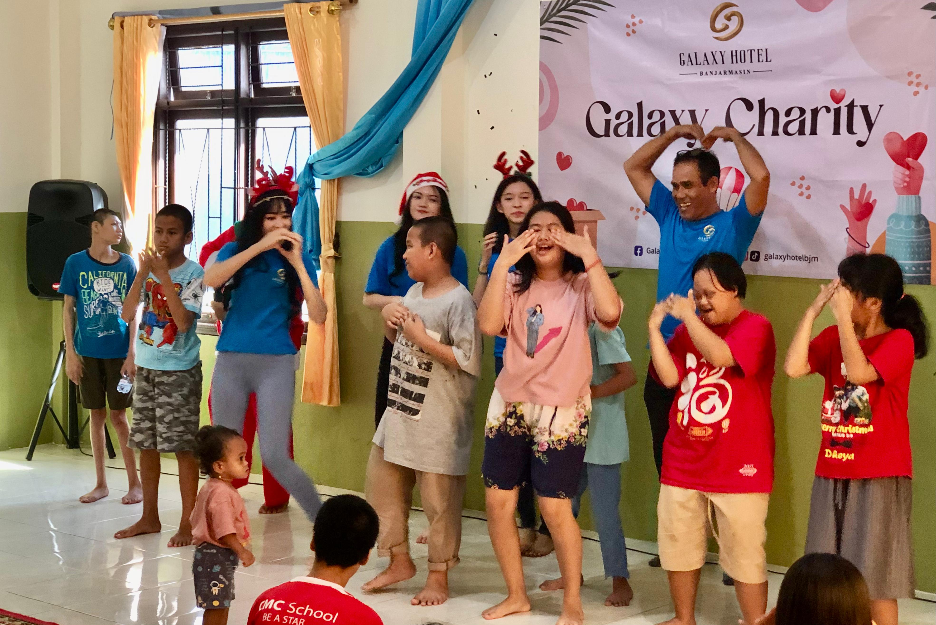 MENARI:Keceriaan anak-anak Panti Asuhan Bhakti Luhur saat menari bersama tim Galaxy Hotel Banjarmasin.(Foto-foto:Tia Lalita Novitri/Radar Banjarmasin)