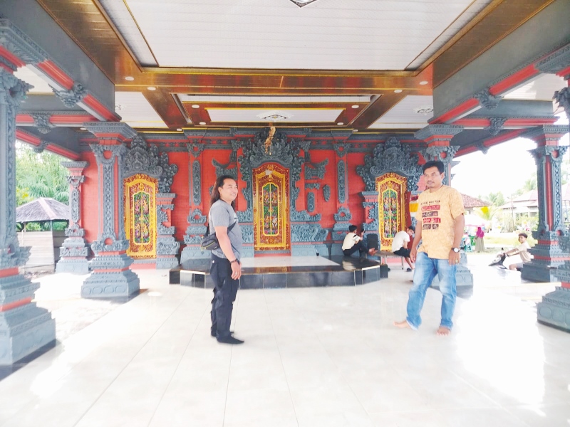 BALAI ADAT: Bangunan ini dijadikan tempat untuk kegiatan oleh desa di Dwipasari.