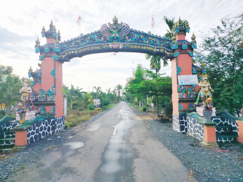 PINTU MASUK DESA: Gapura ini menghiasi desa dengan ornamen khas.