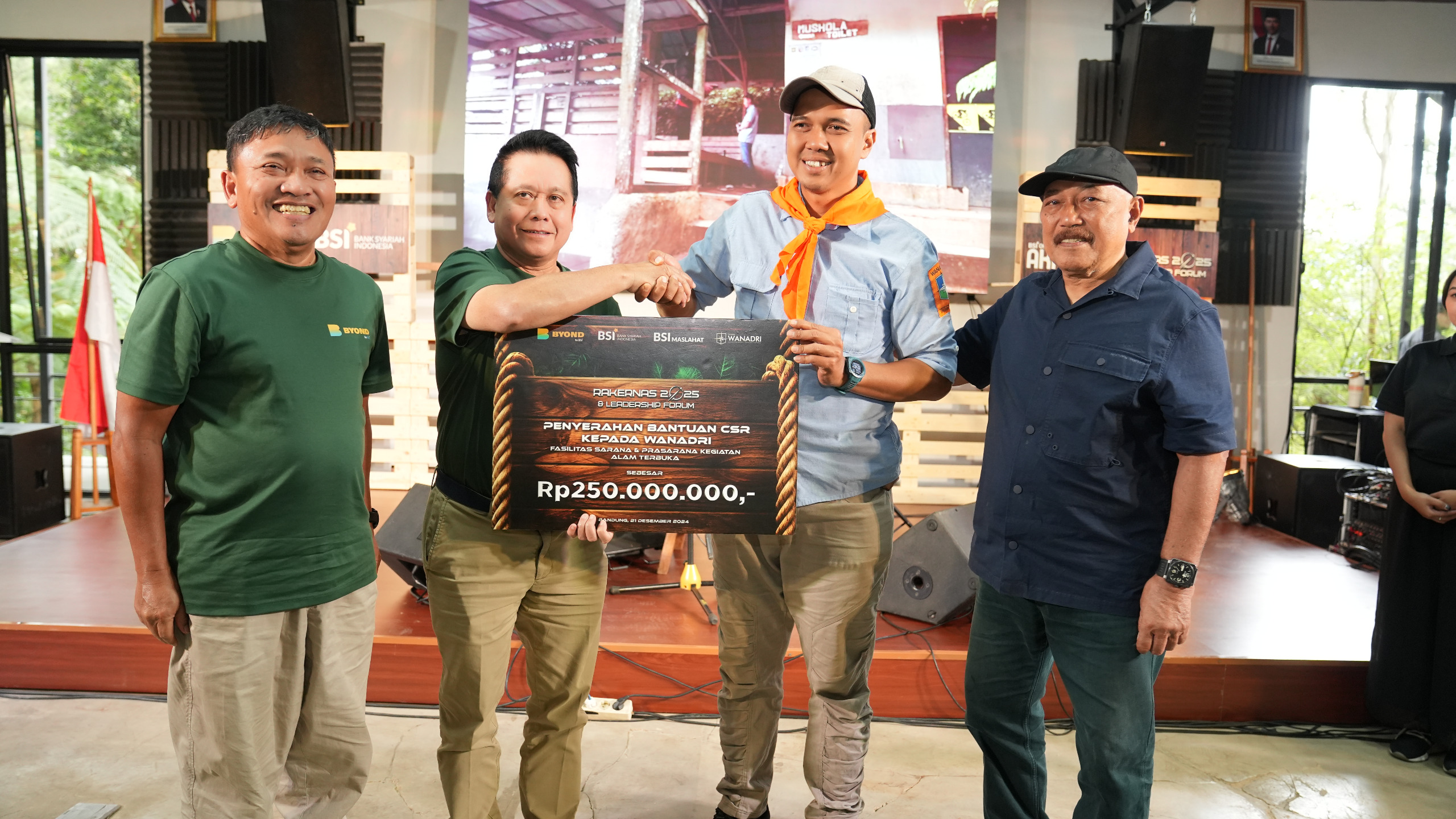 PELESTARIAN LINGKUNGAN:BSI memberikan bantuan CSR berupa sarana dan prasarana kegiatan alam terbuka kepada Yayasan Wanadri.