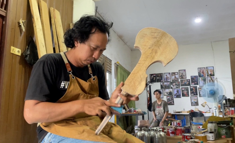 DI BENGKEL KERJA: Yuli Alpiansyah di bengkel kerjanya di kawasan Surgi Mufti, Banjarmasin Utara.