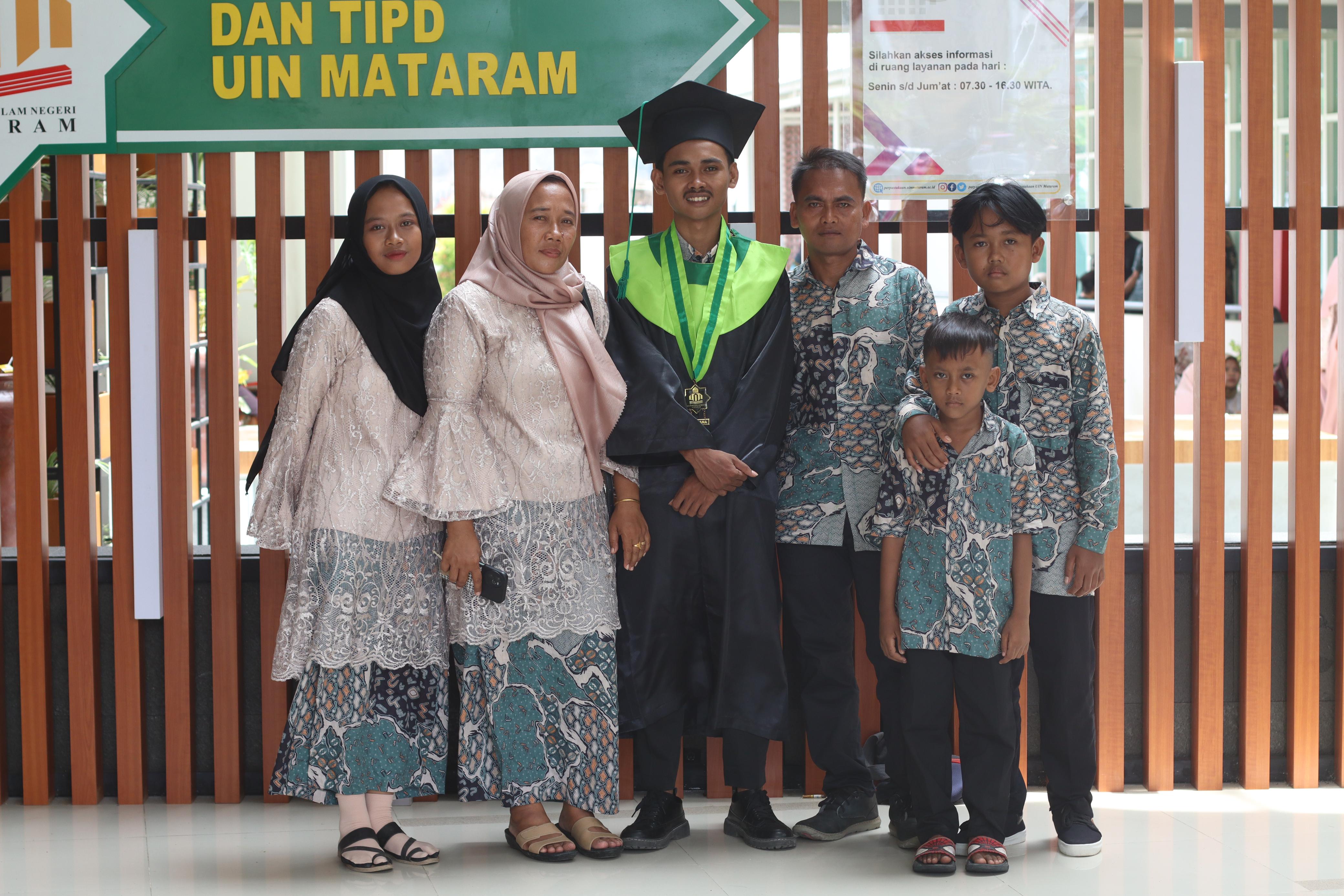 BAHAGIA:Potret Yuli Ernawati dan keluarga bersama anak-anaknya yang salah satunya bisa menempuh pendidikan S2.