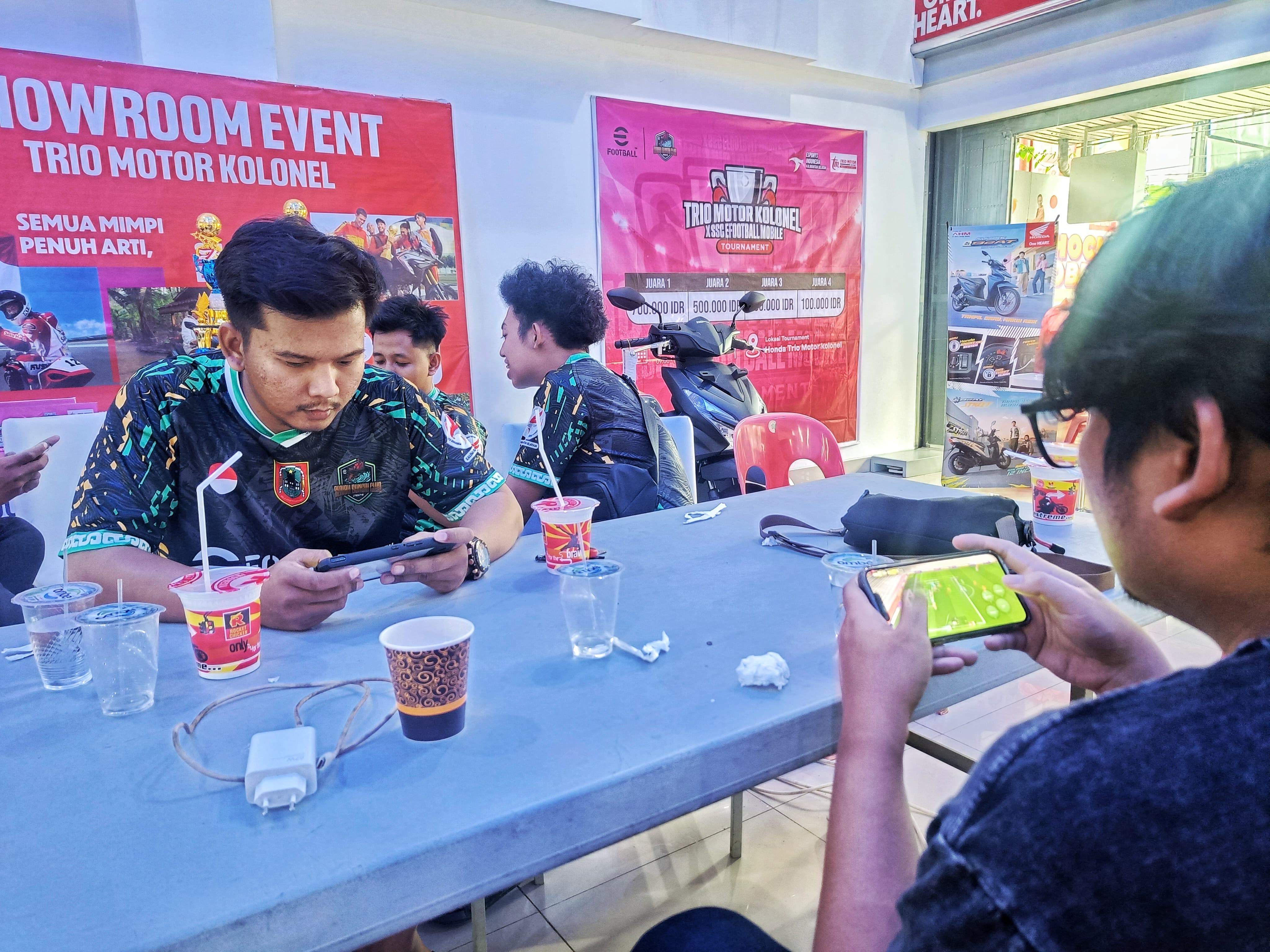 Para juara Turnamen eFootball Mobile Trio Motor Kolonel X SSC, Sabtu (21/12/2024).(M Idris Jian Sidik)