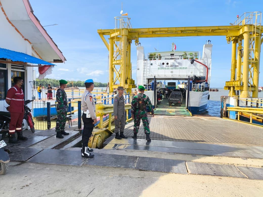 PENGECEKAN: Pengecekan oleh tim gabungan di Pelabuhan Ferry Tanjung Serdang Kabupaten Kotabaru. Foto: Humas Polres untuk Radar Banjarmasin.