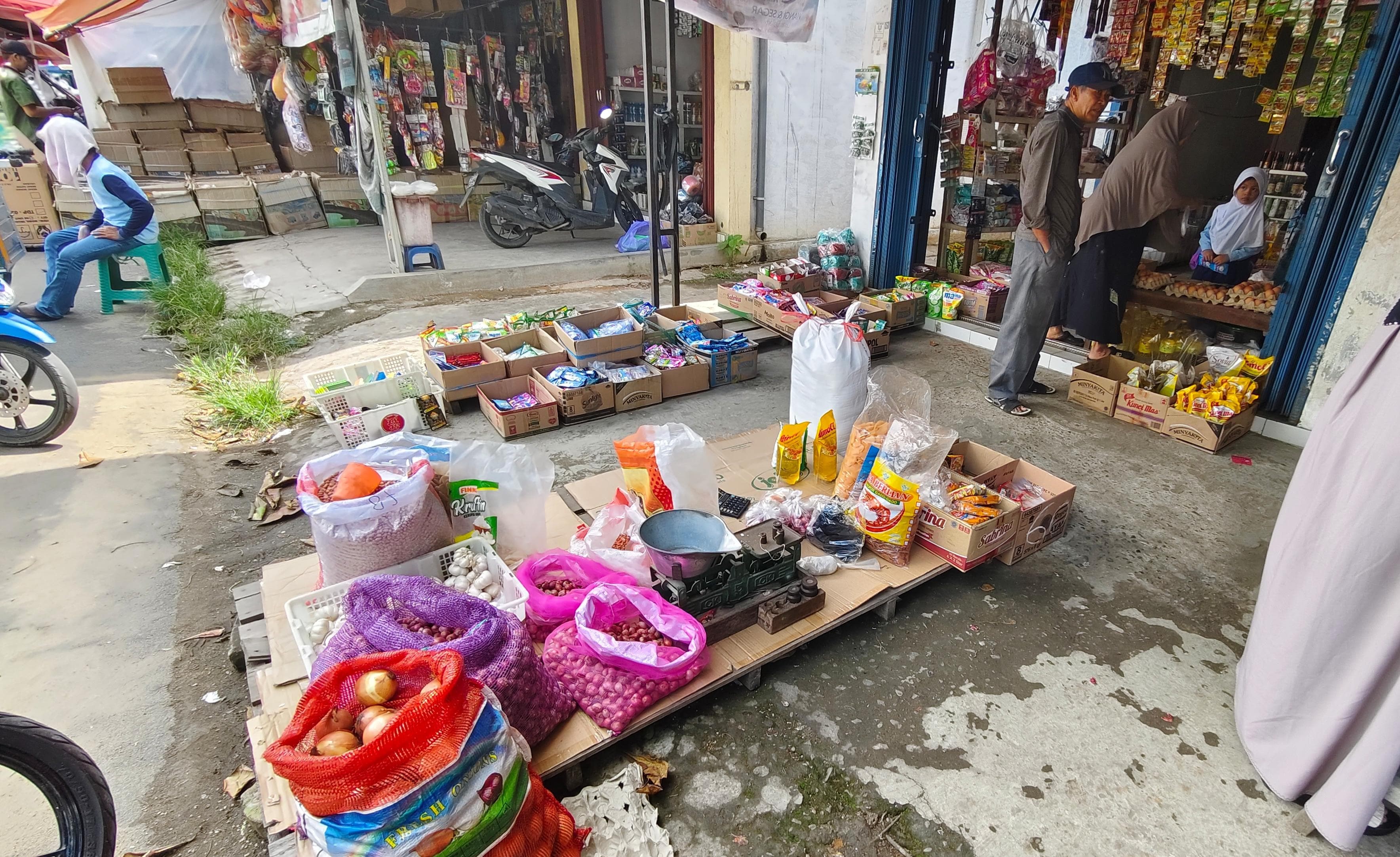BAPOK: Harga sejumlah kebutuhan pokok di Pasar Candi Agung Kota Amuntai, merangkak naik jelang Nataru. (Foto: M.Akbar/Radar Banjarmasin)