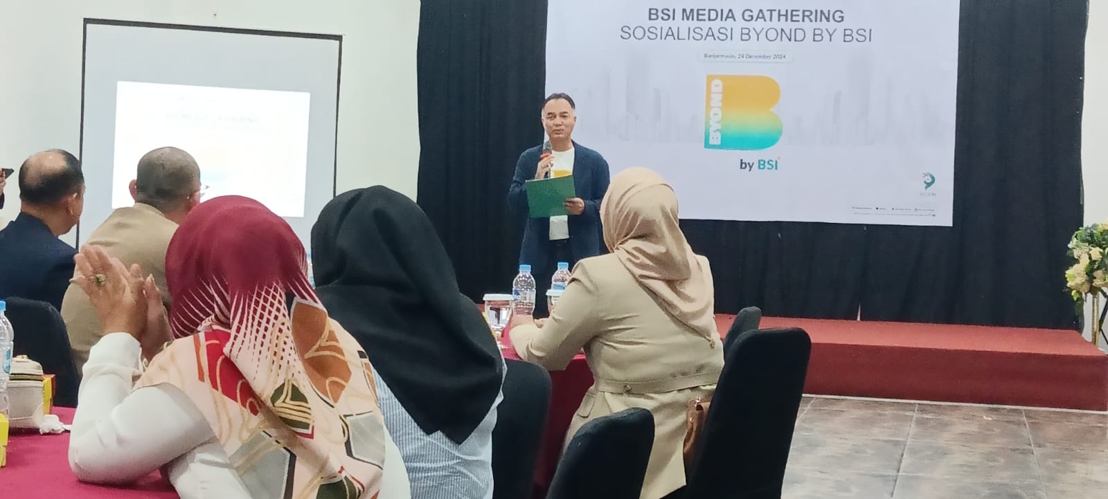 PRESENTASI:Regional CEO BSI RO IX Kalimantan, Ricky Rikardo Mulyadi memaparkan berbagai keunggulan aplikasi Byond By BSI saat media gathering BSI di Restoran Lima Rasa, Selasa (24/12/2024).