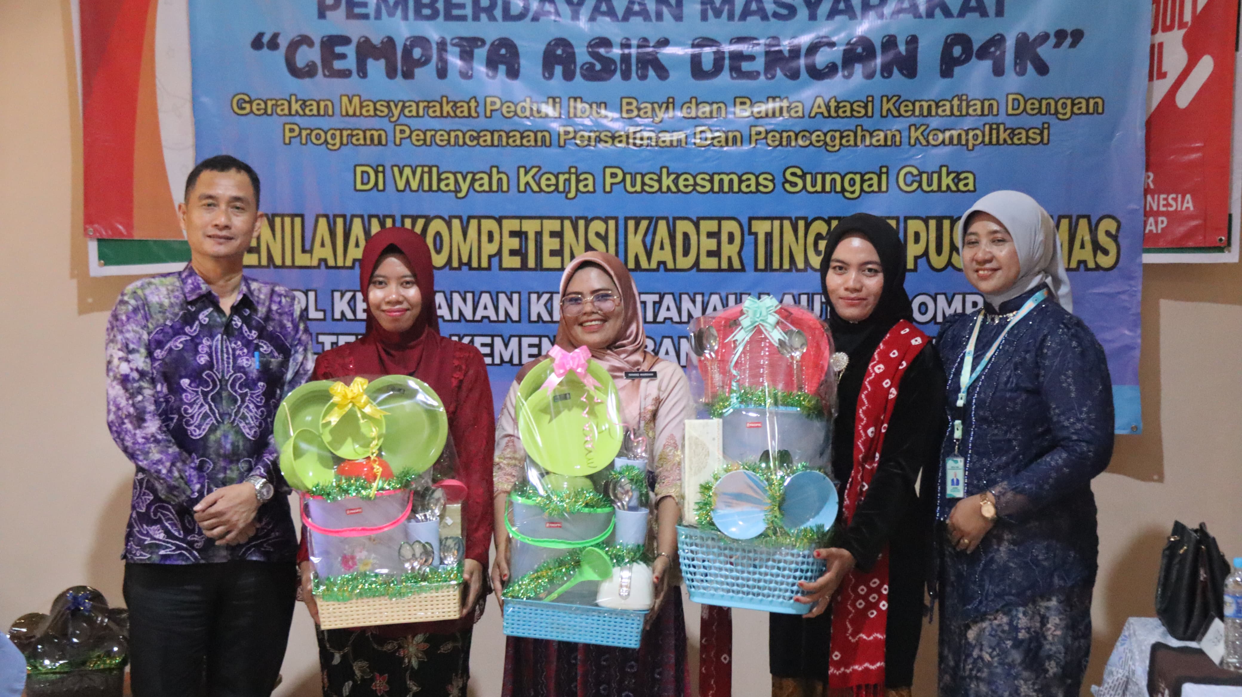 MERIAH:Para peserta yang menjadi juara lomba Program Gempita Asik dengan P4K yang digelar PT Arutmin Tambang Kintap dan Puskesmas Sungai Cuka.(foto-foto:PT Arutmin untuk Radar Banjarmasin)