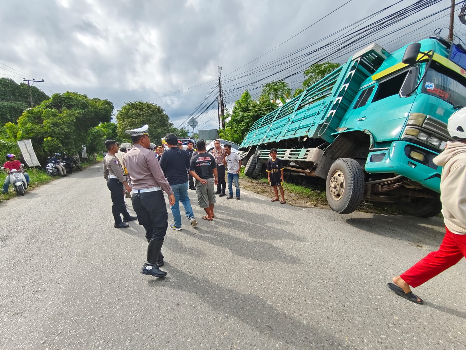 KECELAKAAN: Truk yang terlibat kecelakaan beruntun di tanjakan Jalan Ir PM Noor, Kelurahan Sungai Ulin, Banjarbaru pada Selasa (24/12) sore. (POLRES BANJARBARU)