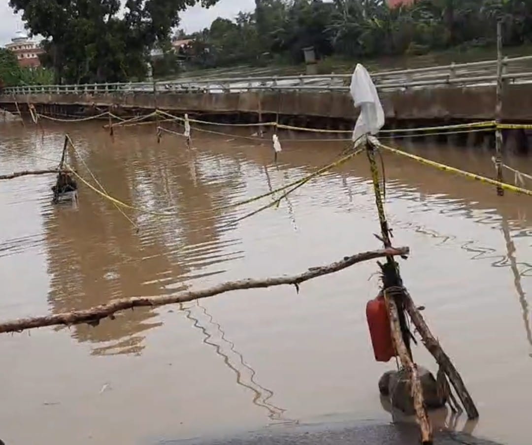 TERENDAM: Akses jalan Trans Kalimantan Sungai Turak-Kelua di Kabupaten HSU ditutup untuk semua jenis kendaraan.(Foto:Istimewa)
