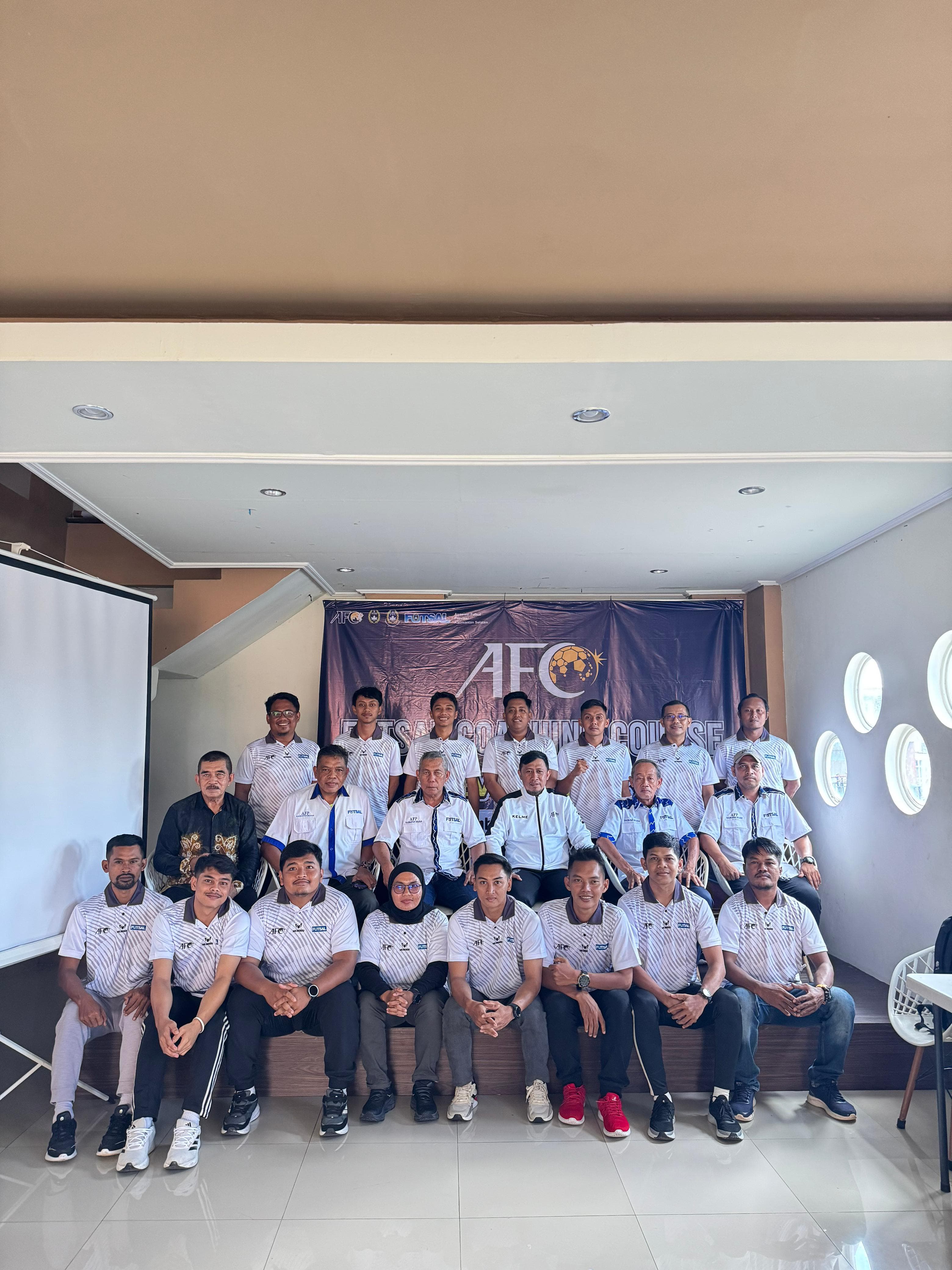 FOTO BERSAMA:Para peserta pelatihan pelatih level 1 AFC 2024 yang berlangsung di Banjarmasin, 23-28 Desember 2024.(Foto:M Idris Jian Sidik/Radar Banjarmasin)