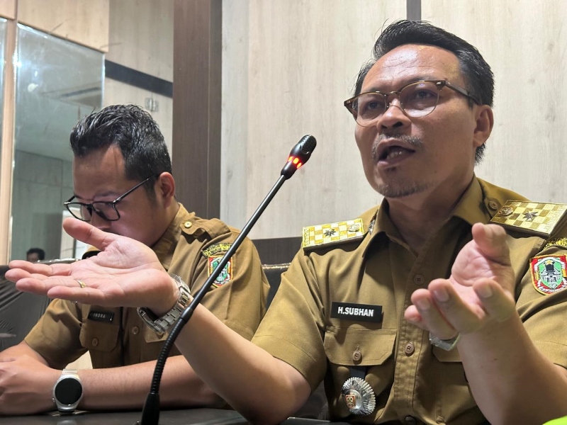JELASKAN OPSEN: Kepala Bapenda Kalsel, Subhan Nor Yaumil menyampaikan Pemprov Kalsel pemberian diskon untuk pemberlakuan opsen pajak 66 persen.(Foto: Muhammad Oscar Fraby/Radar Banjarmasin)