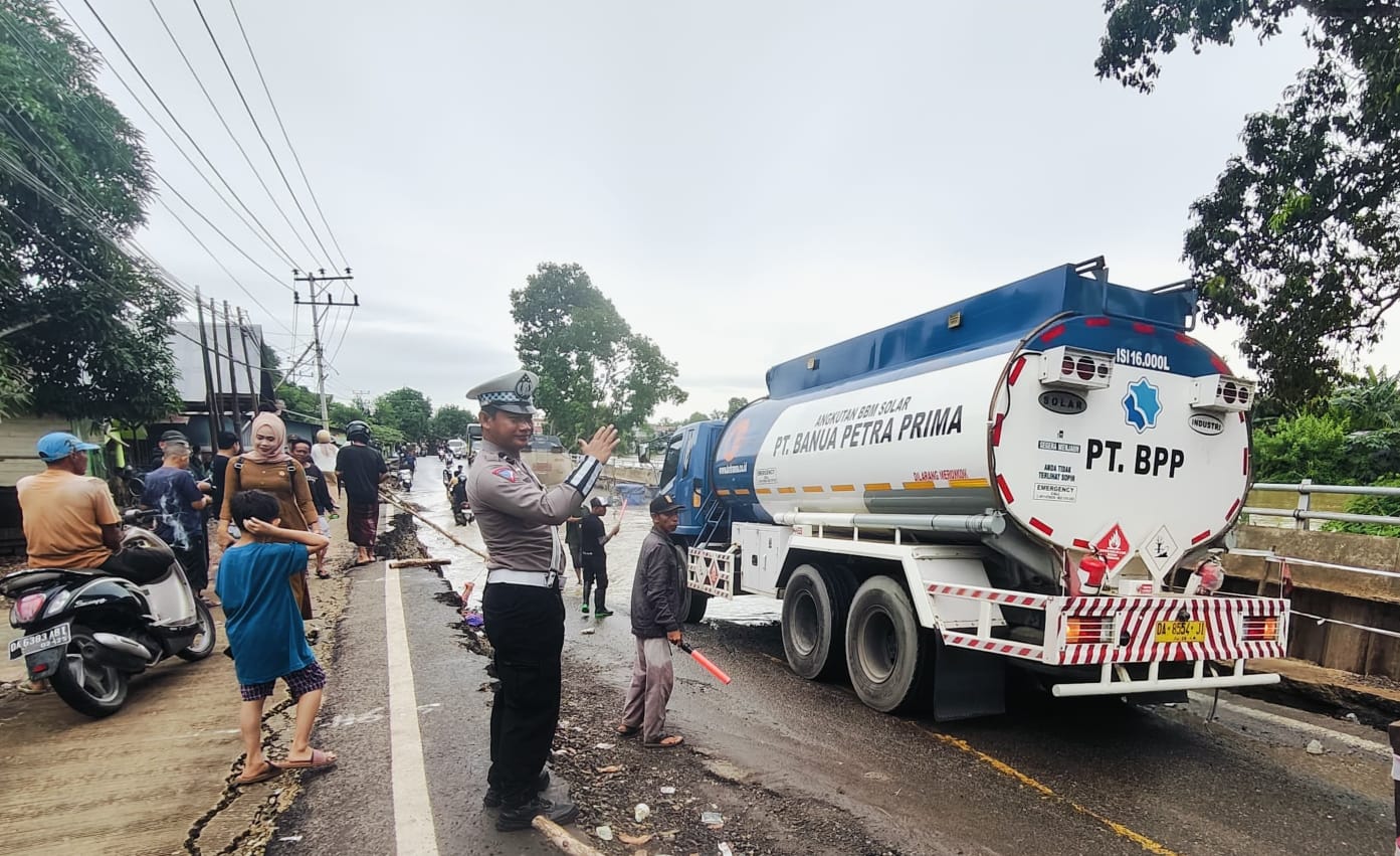 NEKAT: Truk tangki BBM dan kendaraan roda empat nekat melintas di Jalan Sungai Turak-Kelua yang terendam air luapan Sungai Tabalong.