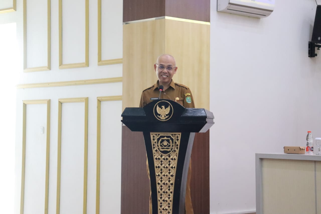 BICARA: Sekda Tapin Sufiansyah saat memberikan sambutan dalam acara peringatan hari ibu ke-96.
