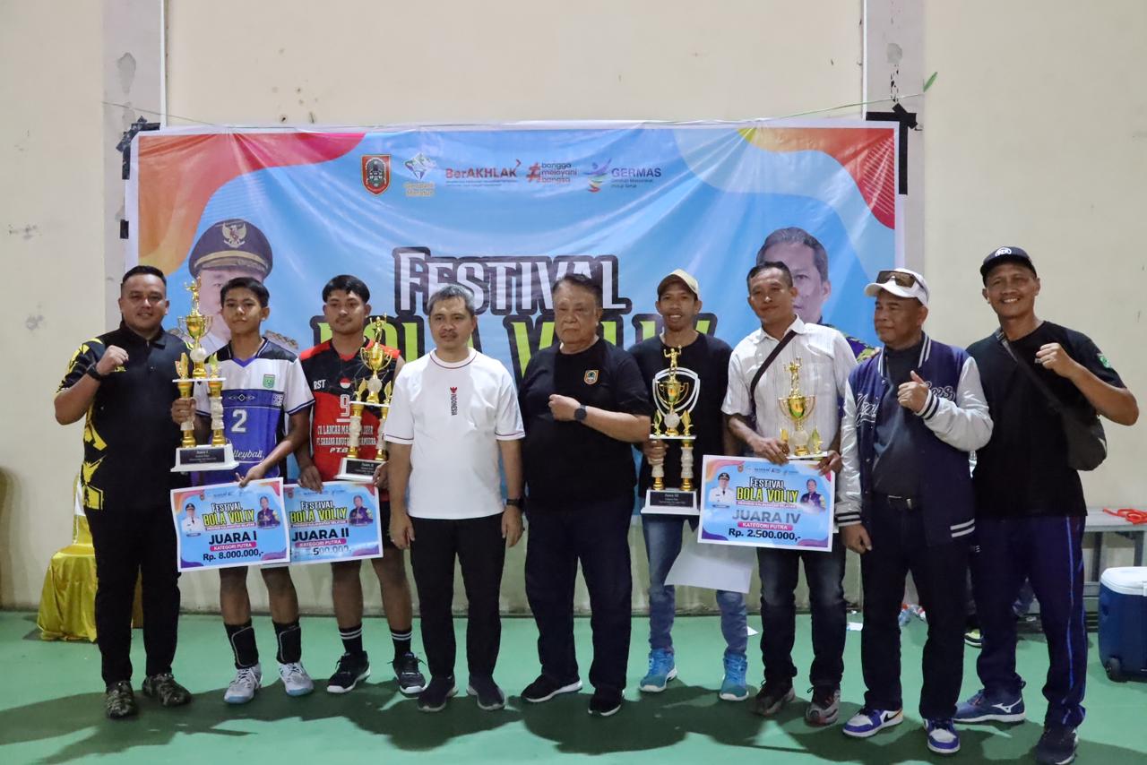 MEMBANGGAKAN: Para juara di festival bola voli Kalsel 2024 yang berlangsung di SKB Mulawarman Banjarmasin.
