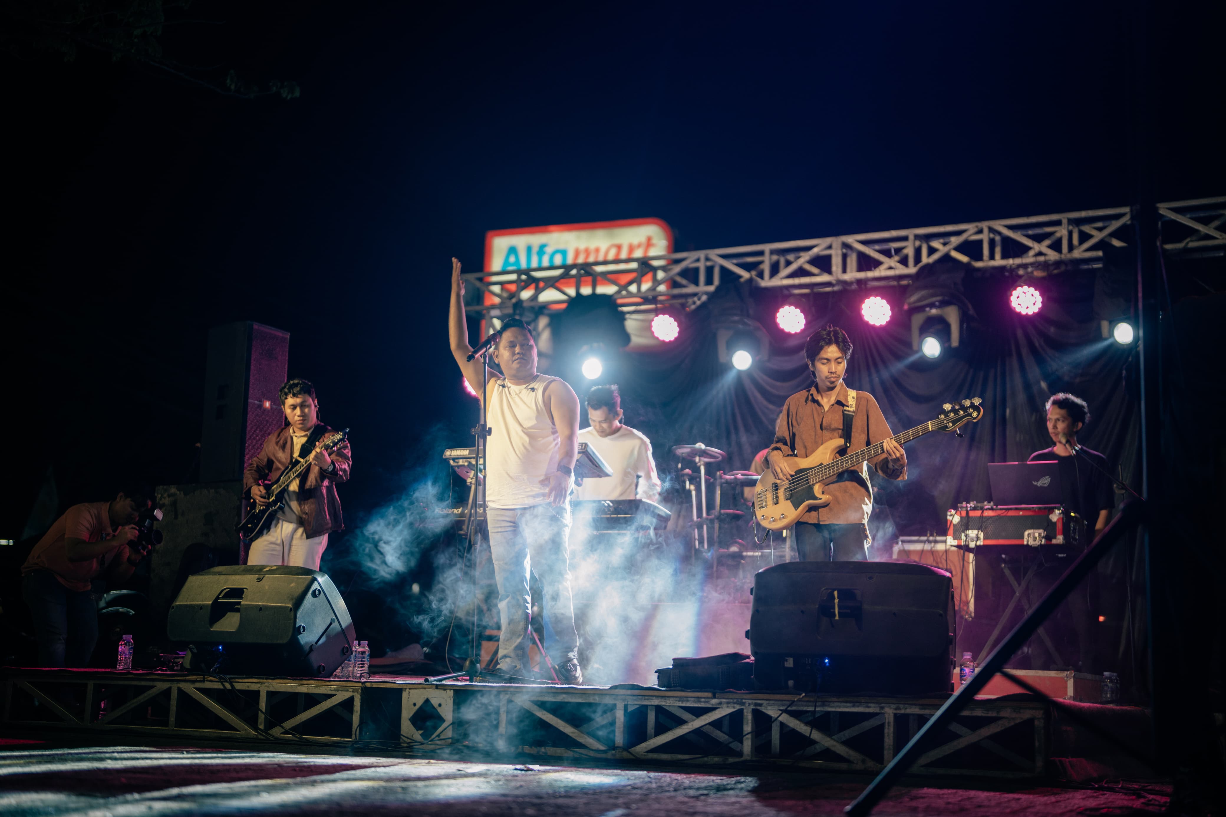 TAMPIL: Senja Djingga membawakan lagu-lagu dari mini album Semoga.