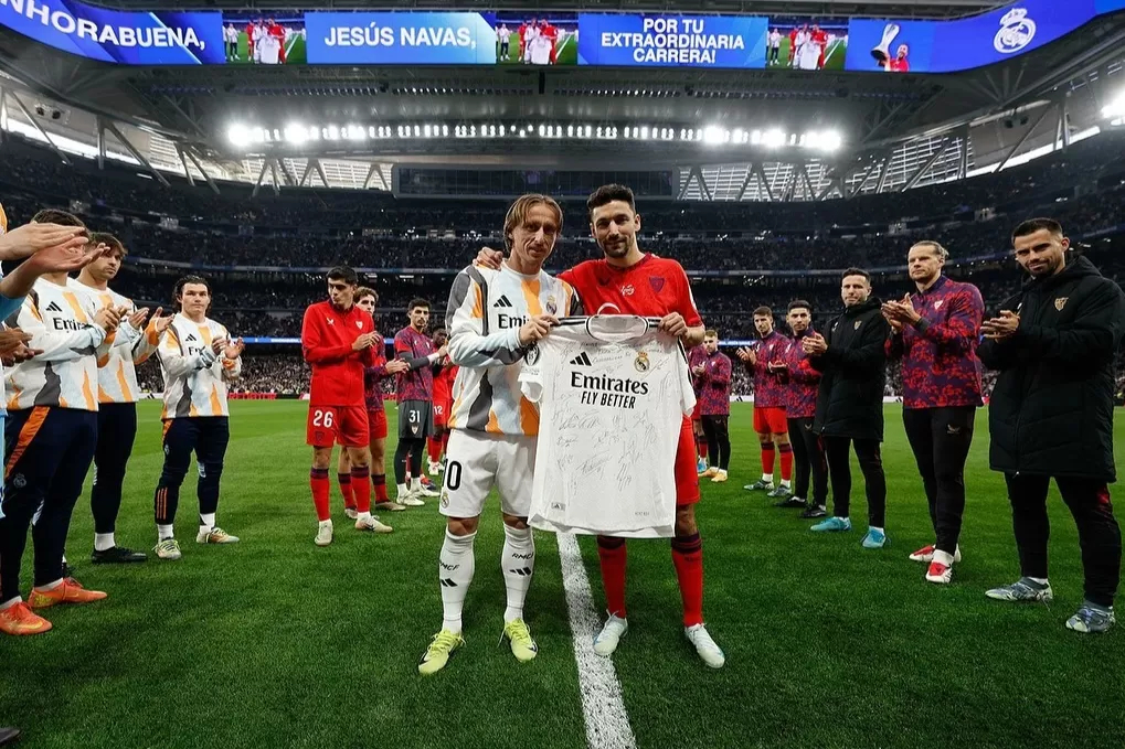 PENGHORMATAN: Jesus Navas memutuskan untuk pensiun dari dunia sepak bola. Luka Modric memberikan penghormatan untuk rekannya itu. (Instagram/@jnavas16)