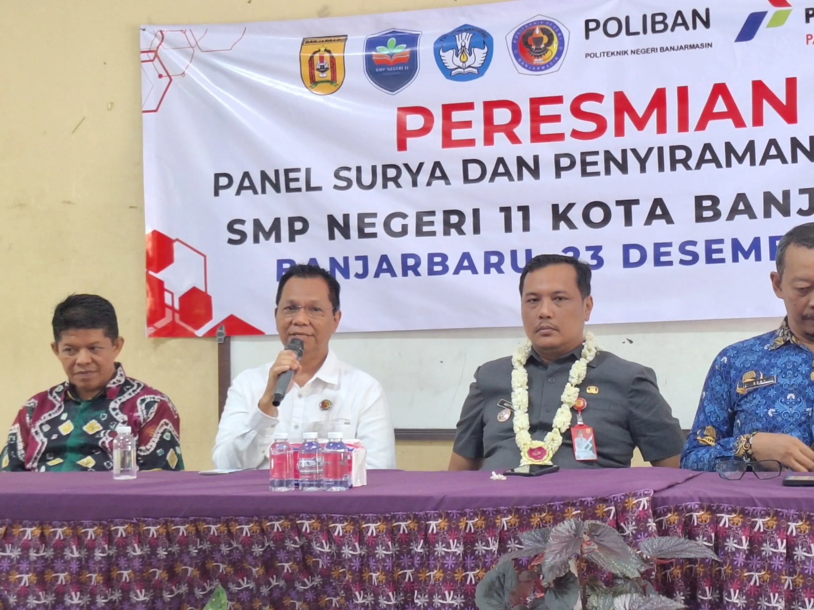 PANEL: Peresmian panel surya berkapasitas 3.000 watt dan penyiraman otomatis berbasis IoT di SMPN 11 Banjarbaru.