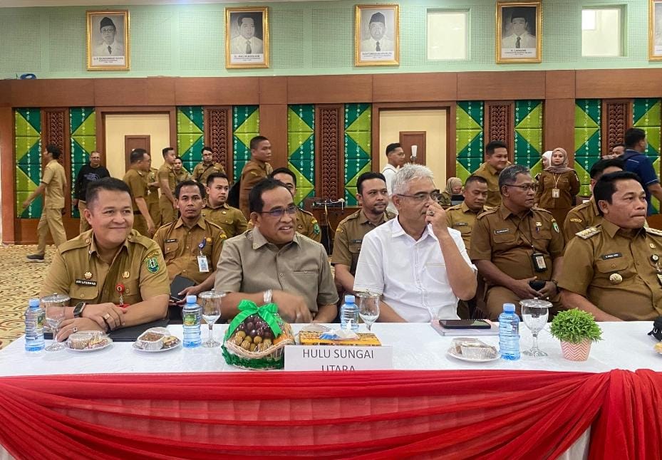 MOMEN: Sekda HSU Adi Lesmana bersama H Sahrujani dan Hero Setiawan hadir dalam rapat persiapan pelantikan kepala daerah terpilih di Kantor Gubernur Kalsel Kota Banjarbaru.
