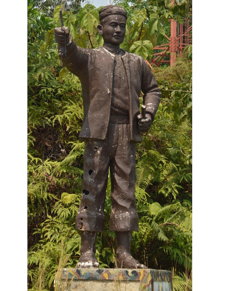 MONUMEN: Panglima Batur dari Suku Dayak.