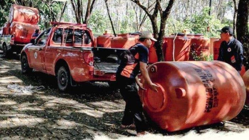 SIAP DISEBAR: Petugas BPBD Kabupaten Banjar meminjamkan tandon air ke posko dan dapur umum yang terdaftar di Posko Induk Sekumpul.