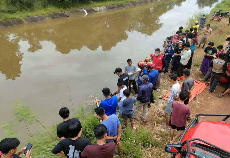 EVAKUASI: Proses evakuasi jasad Rifky Ahmad Gazali (8) yang ditemukan mengapung di saluran Irigasi Desa Sungai Sipai, Banjar, Rabu (25/12).